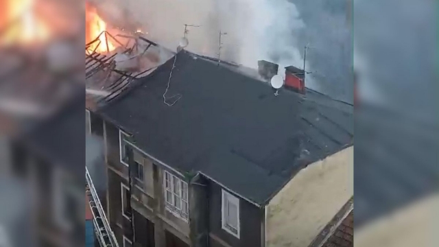 Muere un hombre al precipitarse de un edificio en llamas en Basauri