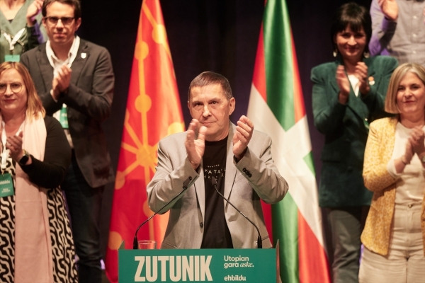 Bildu pone al PSOE vasco contra las cuerdas: pide que el euskera sea obligatorio para los funcionarios