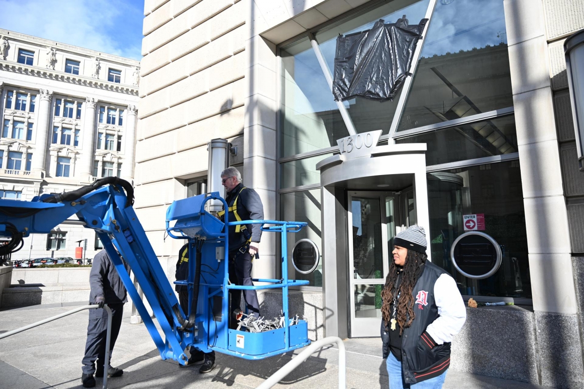 Un equipo de operadores retira los carteles de la USAID en Washington