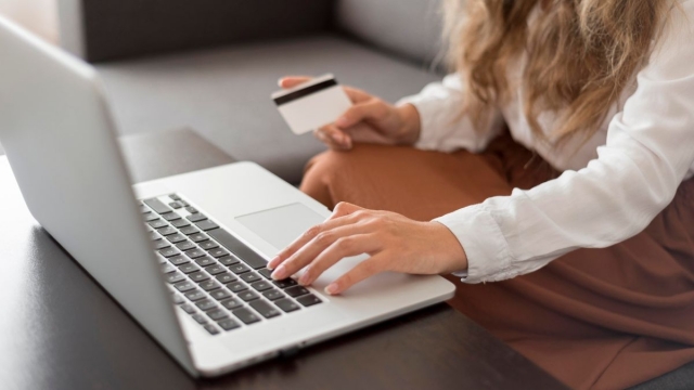 La OCU denuncia ante Consumo a la web Allzone: ¿cuáles son las quejas de los usuarios?