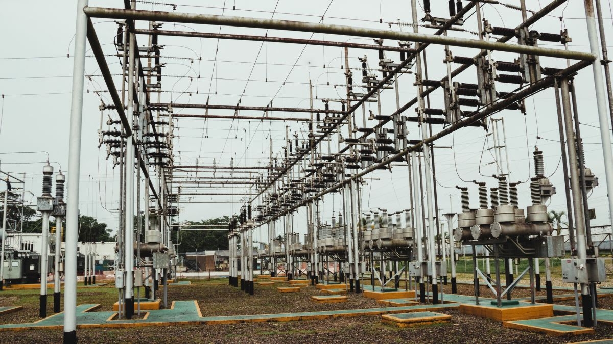 Inquietud en Madrid ante la crisis energética alentada por Moncloa: inversiones millonarias y empleos en el alambre