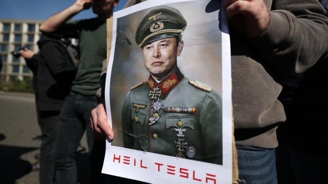 Investigan el incendio de un concesionario de Tesla en Roma con 17 coches en llamas