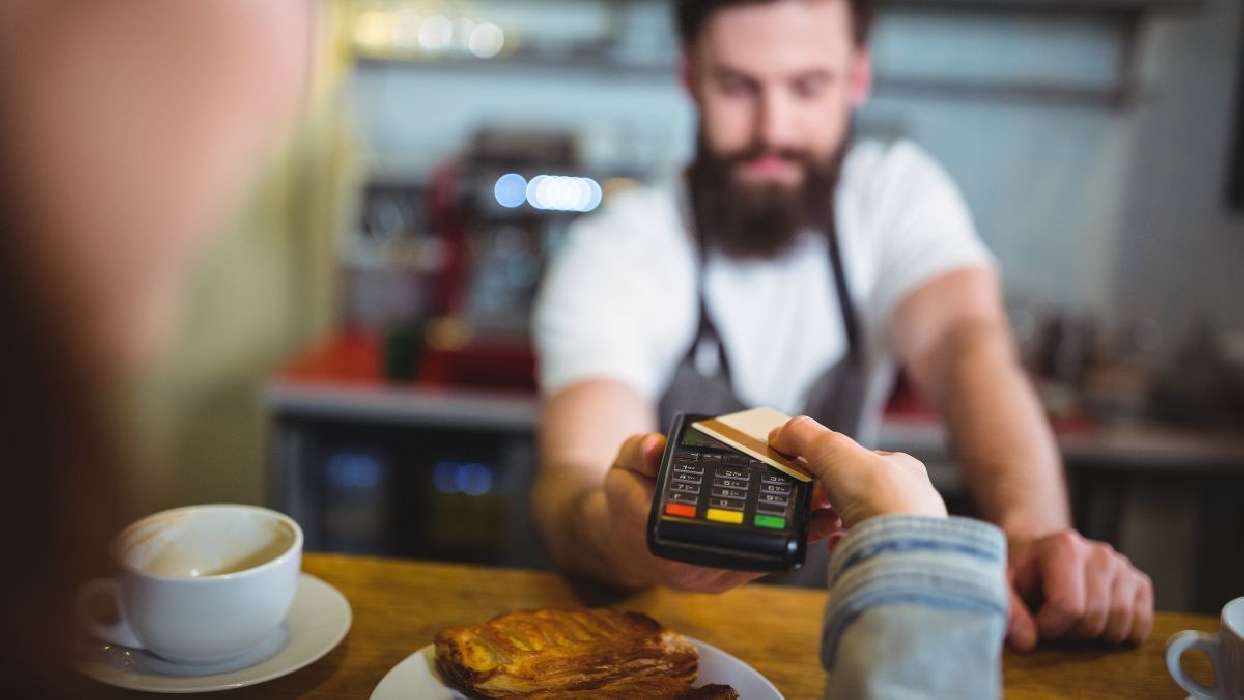 Adiós a los euros, hola a los bitcoins: los pagos con criptomonedas llegan  a Europa | Vozpópuli