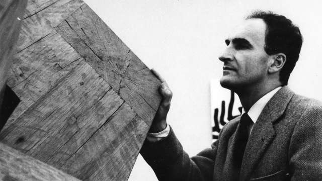 Sentir y tocar el arte de Chillida ya es posible con réplicas en 3D para ciegos