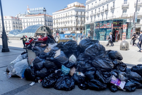 Madrid afronta su tercer día de huelga indefinida en el servicio de recogida de basuras, iniciada el martes 22 de abril