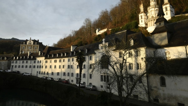 Violaciones, agresiones sexuales, palizas: el escándalo del internado del terror que puede hacer caer a Bayrou