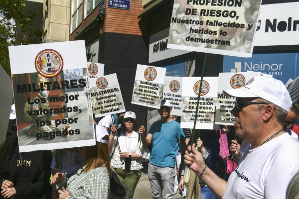 Militares se plantan frente al ministerio revindicando una mejora de sus condiciones