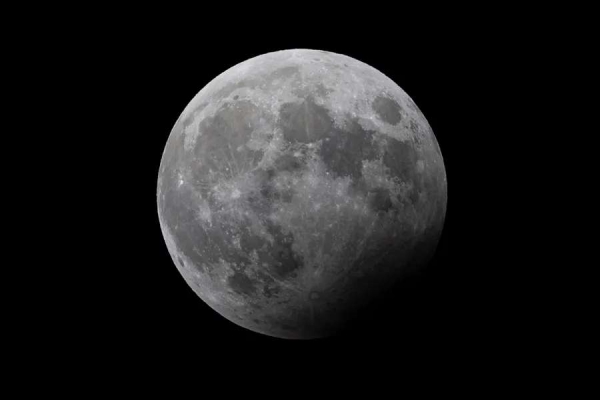 Descubren en la Luna un yacimiento de un billón de dólares