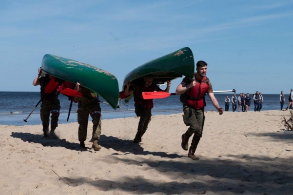 El Ejército español se impone en una competición física en Letonia y destaca en la de carros de combate