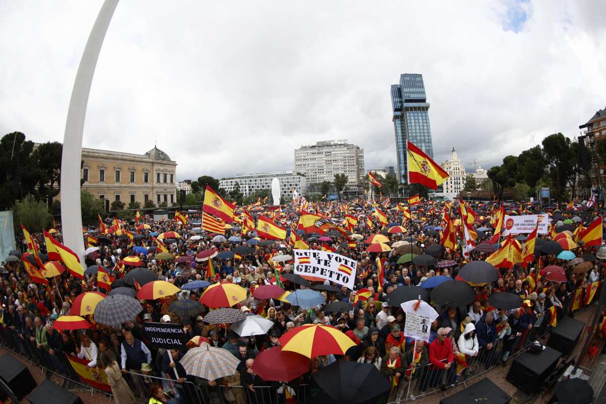 Miles de españoles marchan bajo la lluvia para exigir la convocatoria de  elecciones | Vozpópuli