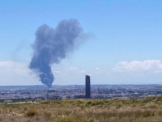 Un incendio en una nave de productos químicos obliga a confinar a 80.000 vecinos en Alcalá (Sevilla)