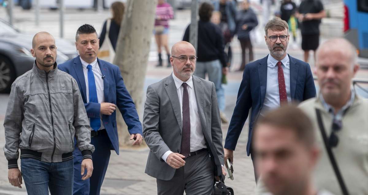 La doble vara del delegado del Gobierno en Madrid con La Vuelta: pone policías pero jalea el caos