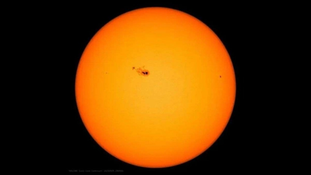 Los científicos alertan por una preocupante mancha solar 10 veces más grande que la Tierra