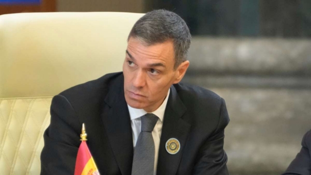 'The Times' señala a Sánchez y lo retrata rodeado de casos de corrupción