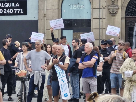 Víctimas del terrorismo irrumpen en una manifestación proetarra en Pamplona: 