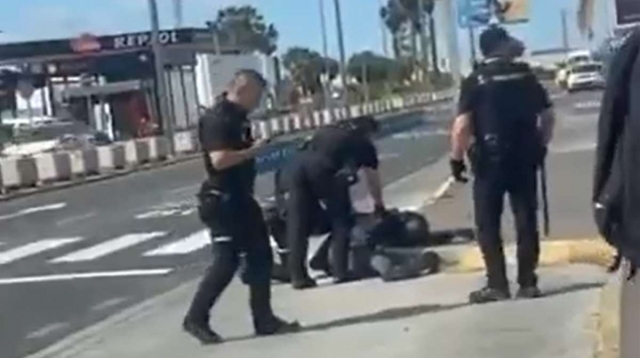 Denuncian a los policías que abatieron a un inmigrante armado en el aeropuerto de Gran Canaria