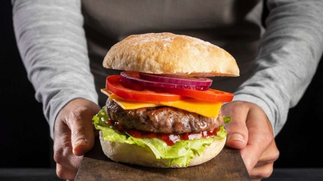 Ni chuleta ni solomillo: la pieza de carne que recomiendan los carniceros para hacer las hamburguesas más jugosas