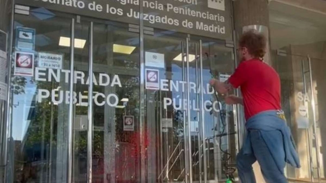 Activistas de Futuro Vegetal rocían con pintura roja la entrada de los juzgados de Madrid