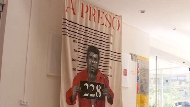 La Facultad de Bellas Artes exhibe un grafiti que pide prisión para Mazón y el PP pide su retirada