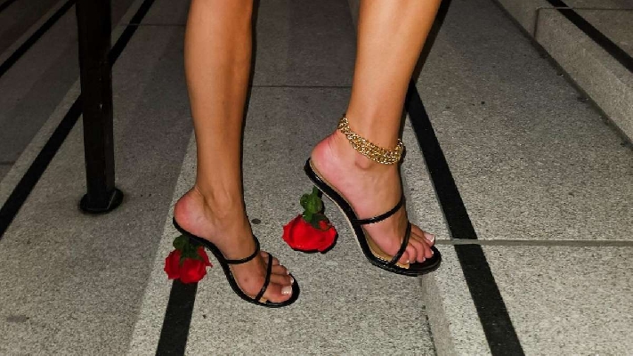 Sandalias de flores: la tendencia de zapatos más elegante de todo 2025
