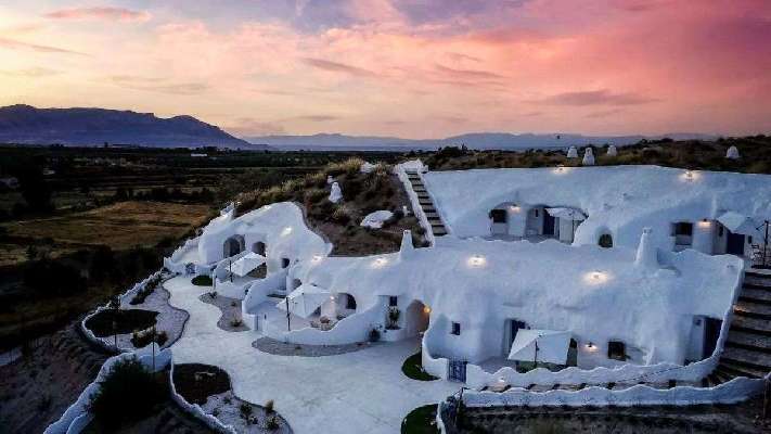 Parece Santorini pero está en España: el pueblo de Granada con casas cueva que casi no tiene turistas