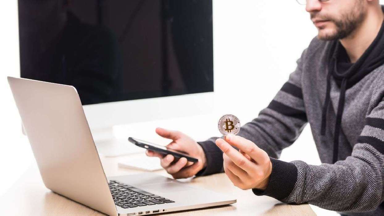 Adiós a Booking: esta plataforma te permite reservar viajes y pagar con  criptomonedas | Vozpópuli