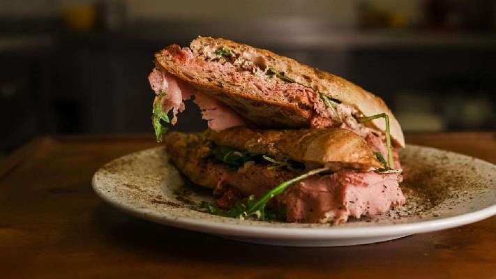 El mejor bocadillo de España cuesta 16 euros y se hace en Ibiza: “Es una explosión de sabores en la boca”