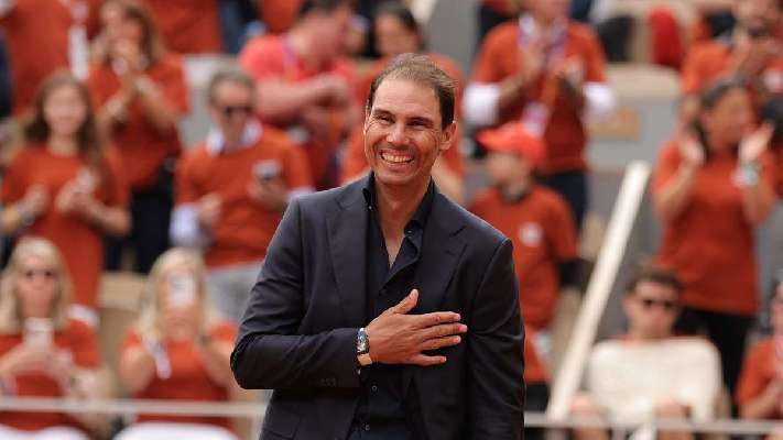 Rafa Nadal baja a la pista en mitad de la final y arropa a Alcaraz