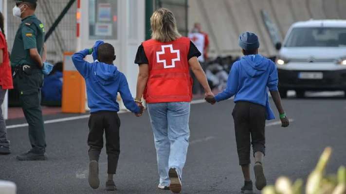 El Gobierno alega falta de medios para no hacerse cargo de mil menores en Canarias