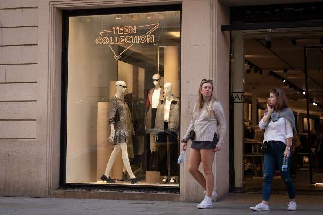 La 'Stasi' catalana: incitan a grabar conversaciones privadas en los negocios que usen el español