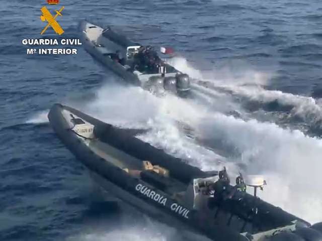 Las familias de los guardias asesinados en Barbate denuncian ante la delegación europea el “abandono” de Sánchez