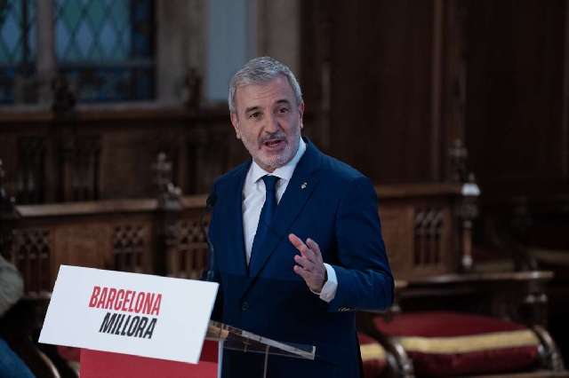 Collboni aprovecha el plan de regeneración de los barrios para imponer el catalán