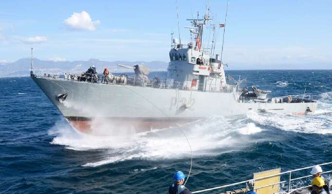 Un único patrullero de la Armada planta cara a cuatro buques de guerra rusos