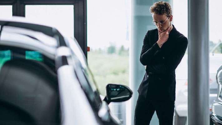 Este es el color del coche que eligen las personas más inteligentes, según la psicología