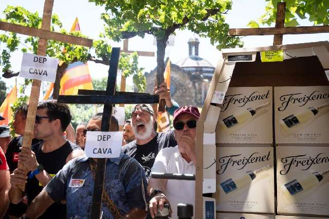 Una huelga, dos cierres y cientos de despidos: semana negra para la alimentación en España