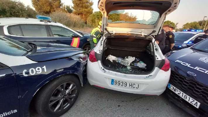 Persecución de película por mitad de un parque 