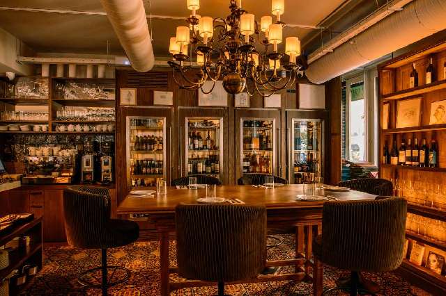 El restaurante de Iñigo Onieva que conquista Madrid con cócteles, brunch y cocina para compartir