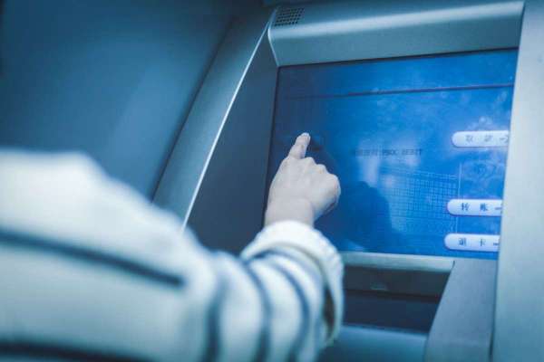 Estrategia, acción y futuro, las tres claves para que el uso de la IA siga extendiéndose en la banca