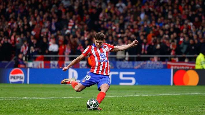 Confirmado: el polémico penalti de Julián Álvarez debió repetirse