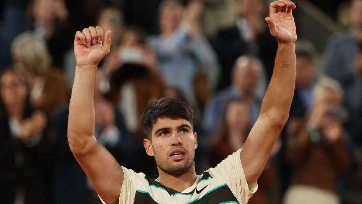 El vendaval Alcaraz llega a semifinales de Roland Garros tras ceder solo cinco juegos a Tommy Paul