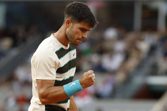 Alcaraz aterriza en la final de Roland Garros tras la retirada de un Musetti lesionado y abatido
