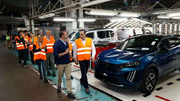 El nuevo CEO de Stellantis visita la planta de Vigo: “Es un ejemplo de experiencia y madurez”