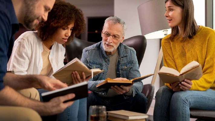 Ni caminar ni el bricolaje: la actividad que sirve para socializar y activar la mente a los mayores de 65 años