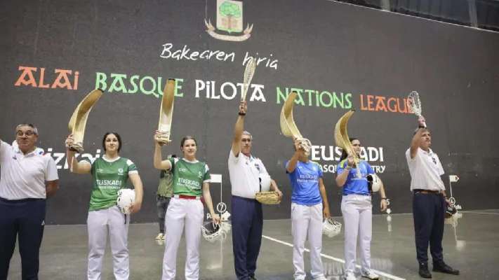 España gana a Euskadi en el primer duelo oficial de pelota vasca