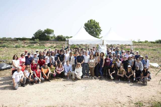 Empleados de AstraZeneca colaboran con Cruz Roja en la recuperación del entorno natural del Turia tras la DANA