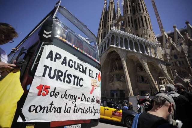 La turismofobia cobra fuerza en Barcelona con Collboni enemistado con el sector