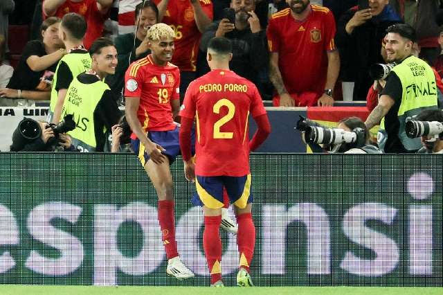 España abofetea a Francia y termina mendigando la hora