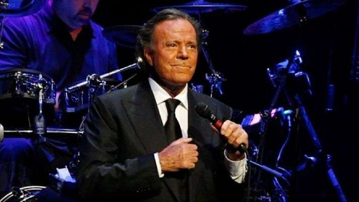 Así es la espectacular casa que Julio Iglesias ha comprado en Galicia: con lago artificial, hórreo, ascensor y más