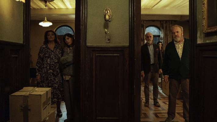 ‘Votemos’: una comunidad de vecinos desquiciada en una comedia sobre el estigma de la enfermedad mental