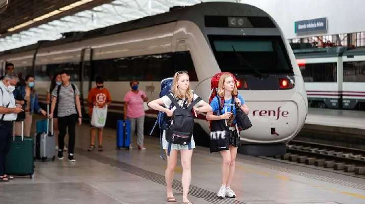 Renfe gasta 164 millones en mejorar su web pero las redes señalan a Puente: 